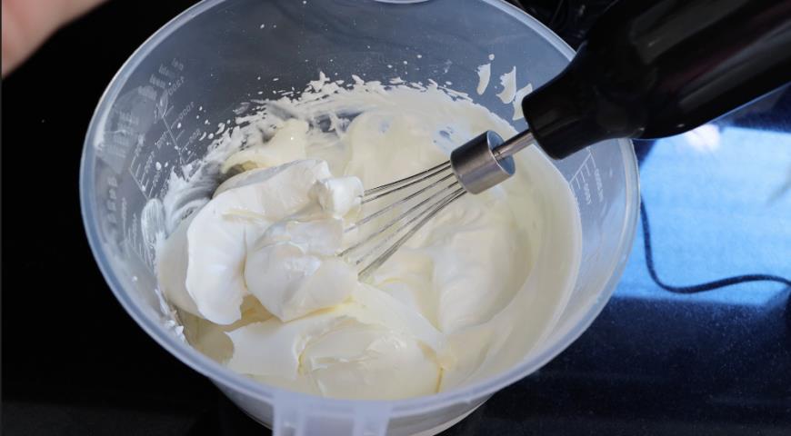 Фото приготовления рецепта: Без яиц и без выпечки! Десерт тирамису без яиц в виде рулета просто и быстро, шаг №1