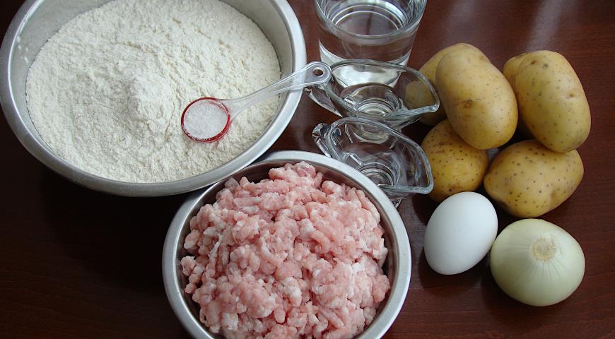 Фото приготовления рецепта: Пельмени с мясом и картошкой, шаг №1