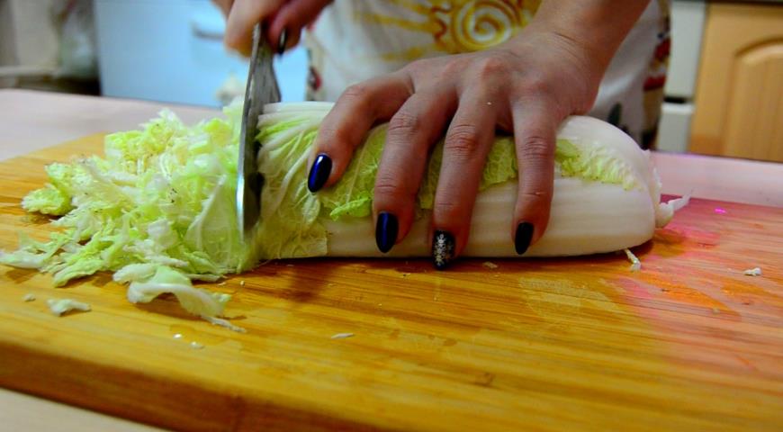 Фото приготовления рецепта: Салат с крабовыми палочками и ананасами, шаг №1