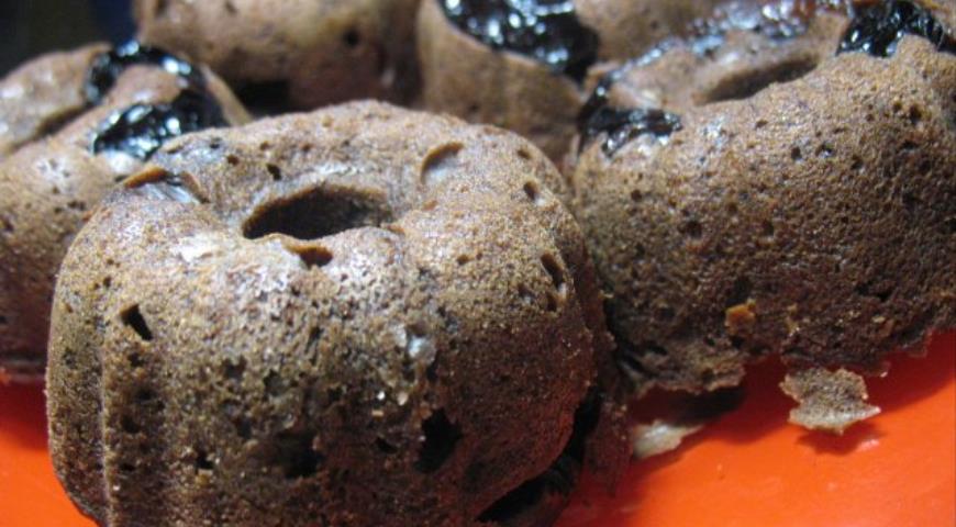 Готовый шоколадный кекс с черносливом
