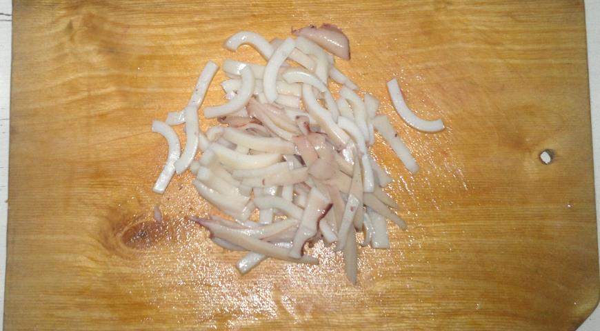 Фото приготовления рецепта: Салат с кальмаром и стручковой фасолью, шаг №4