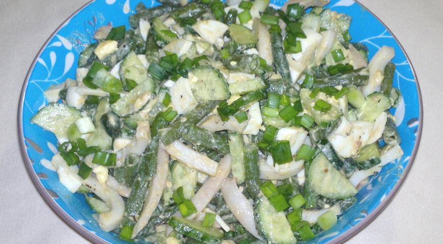 Фото приготовления рецепта: Салат с кальмаром и стручковой фасолью, шаг №10