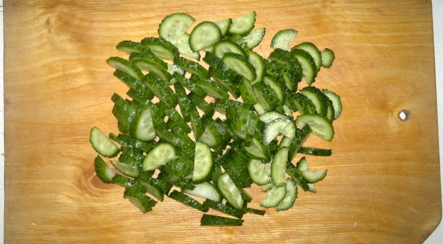 Фото приготовления рецепта: Салат с кальмаром и стручковой фасолью, шаг №6