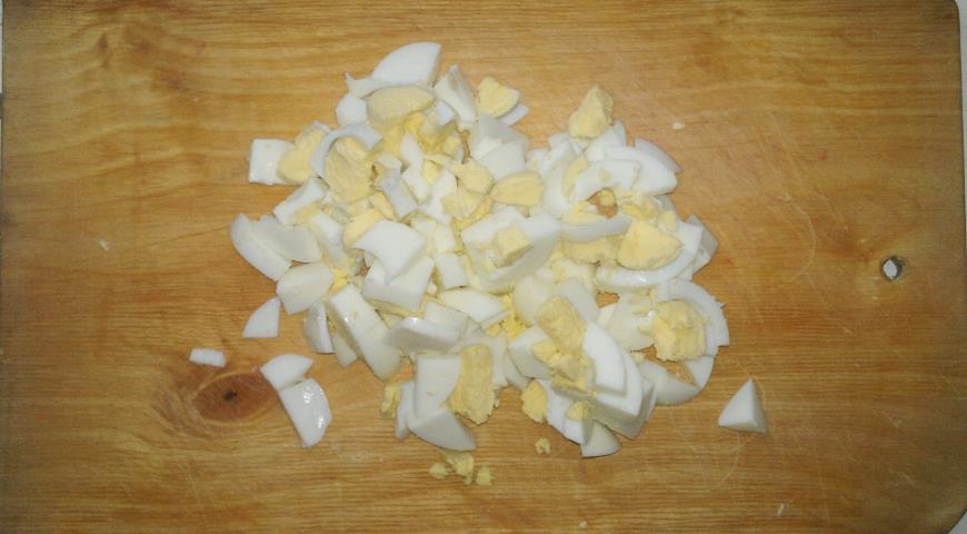 Фото приготовления рецепта: Салат с кальмаром и стручковой фасолью, шаг №5