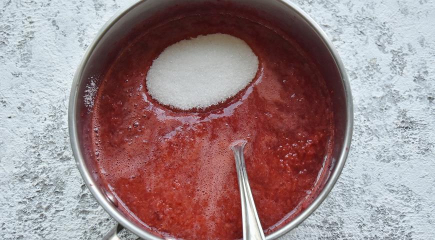 Фото приготовления рецепта: Домашний ягодный мармелад, шаг №4