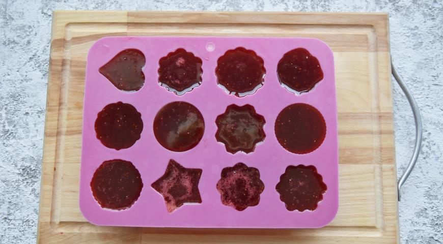 Фото приготовления рецепта: Домашний ягодный мармелад, шаг №6