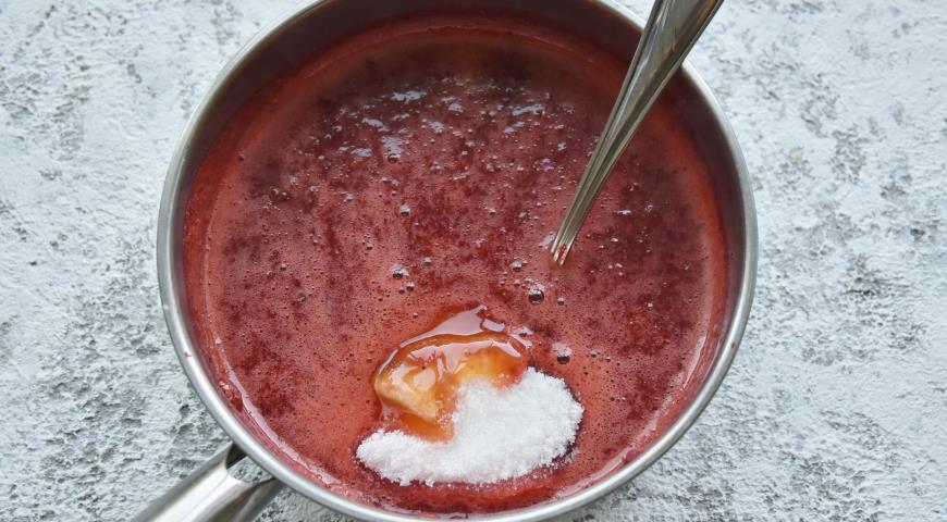 Фото приготовления рецепта: Домашний ягодный мармелад, шаг №5