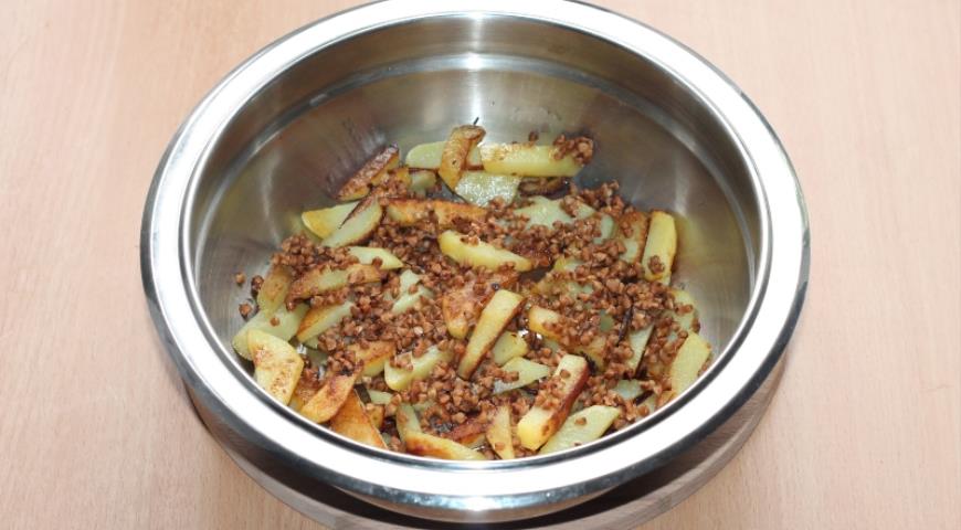 Фото приготовления рецепта: Овощное соте с добавлением гречки , шаг №4