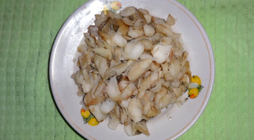 Фото приготовления рецепта: Окрошка с рыбой и овощным соком, шаг №2