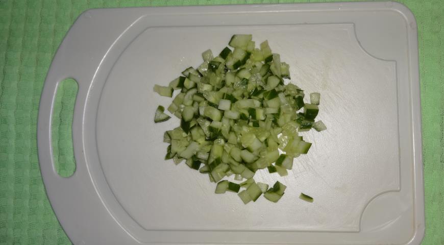 Фото приготовления рецепта: Окрошка с рыбой и овощным соком, шаг №8