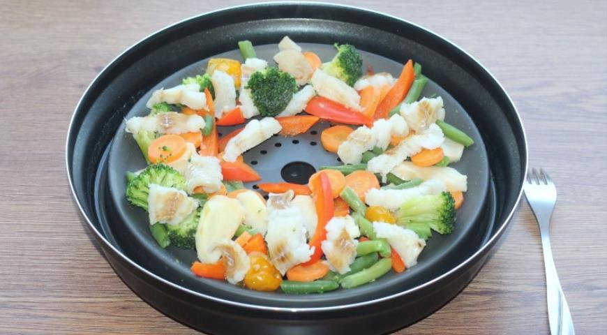 Фото приготовления рецепта: Рыба с овощами, приготовленная на пару, шаг №11