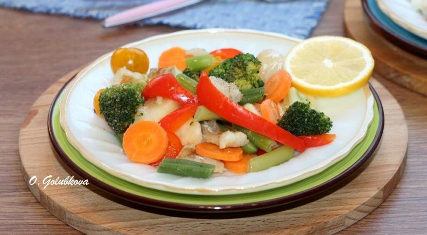 Фото приготовления рецепта: Рыба с овощами, приготовленная на пару, шаг №13