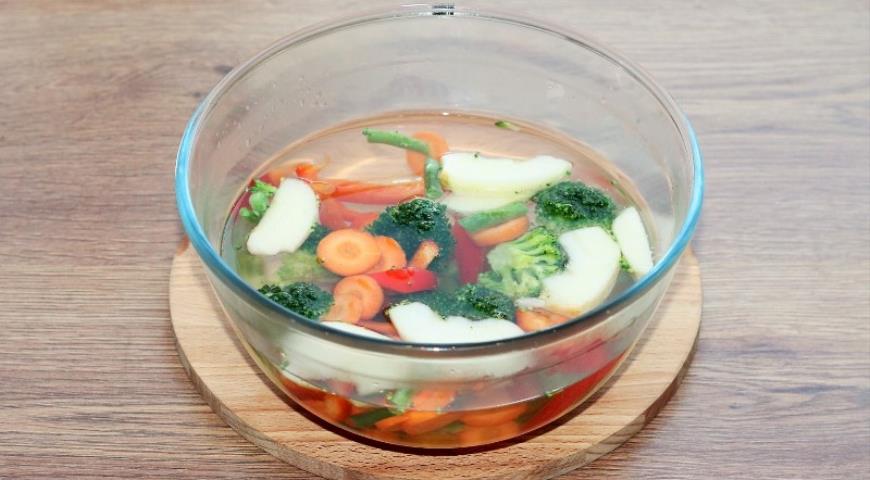 Фото приготовления рецепта: Рыба с овощами, приготовленная на пару, шаг №3