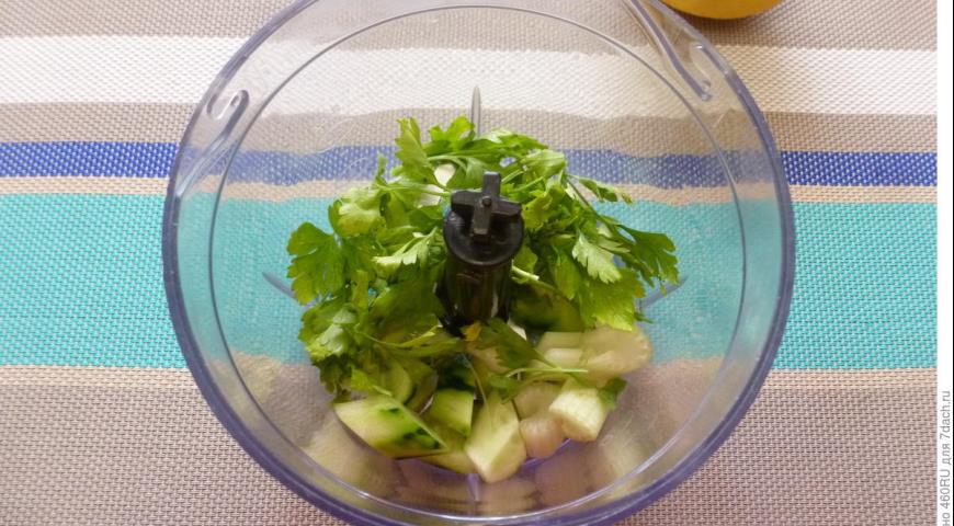 Фото приготовления рецепта: Полосатый овощной смузи с семечками, шаг №2