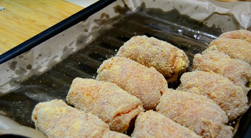 Фото приготовления рецепта: Куриные рулетики с сыром, шаг №7