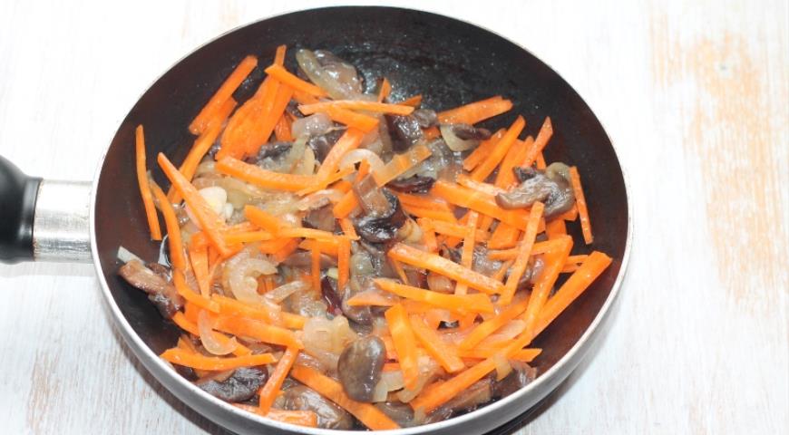 Фото приготовления рецепта: Овощной суп-пюре с грибной начинкой , шаг №8