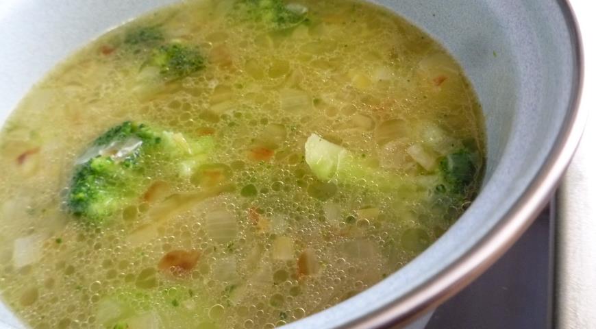 Фото приготовления рецепта: Суп-пюре из брокколи с беконом и йогуртом, шаг №3