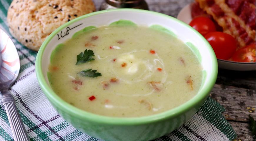 Фото приготовления рецепта: Суп-пюре из брокколи с беконом и йогуртом, шаг №4