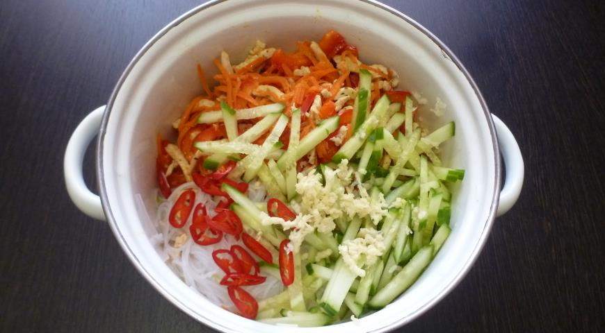 Фото приготовления рецепта: Фунчеза с индейкой и овощами, шаг №4
