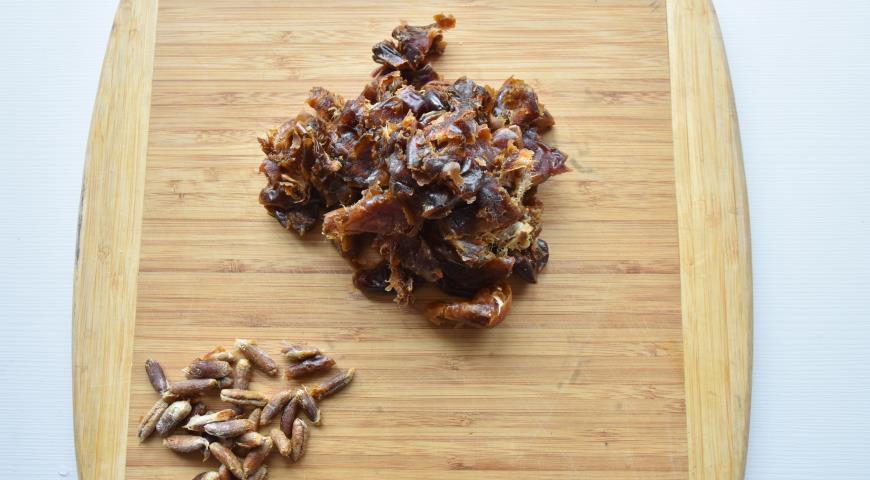 Фото приготовления рецепта: Постный десерт из сухофруктов и орехов, шаг №2
