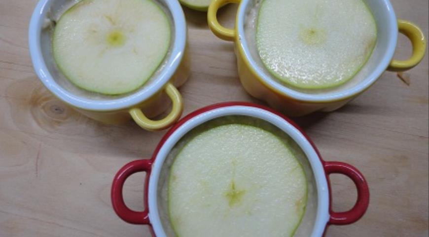 Фото приготовления рецепта: Творожно-яблочное суфле, шаг №5