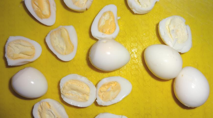 Фото приготовления рецепта: Салат с перепелиными яйцами, шаг №5