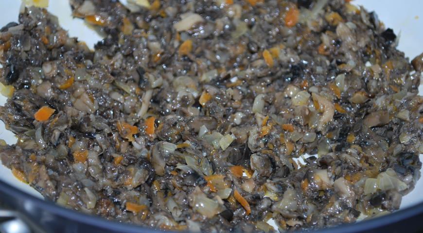 Фото приготовления рецепта: Постные  гречаники с грибами, шаг №3