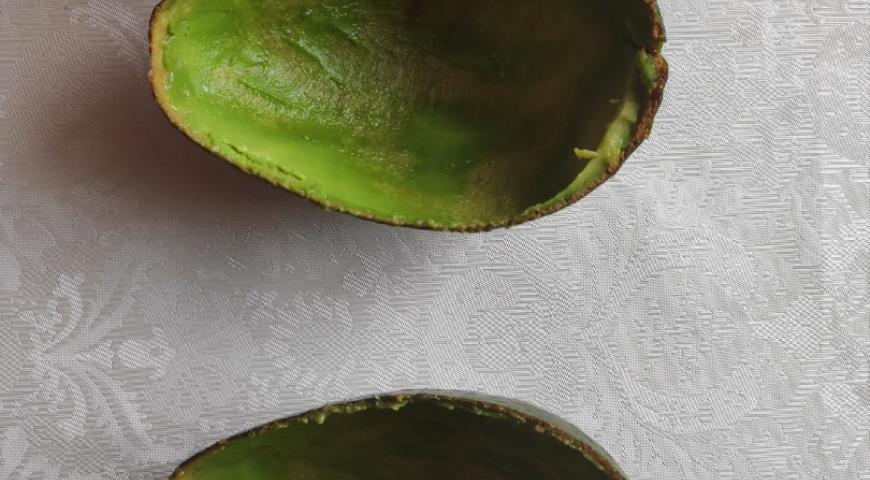 Фото приготовления рецепта: Весенний салат в лодочках из авокадо , шаг №1