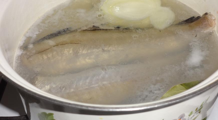 Фото приготовления рецепта: Окрошка с рыбой и овощным соком, шаг №1