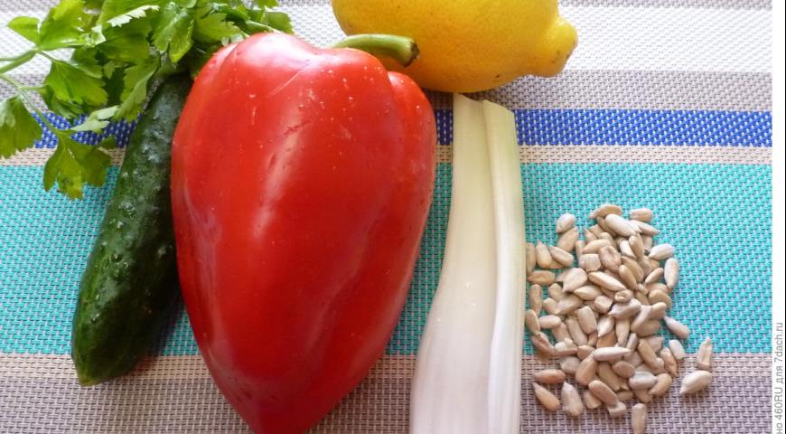 Фото приготовления рецепта: Полосатый овощной смузи с семечками, шаг №1
