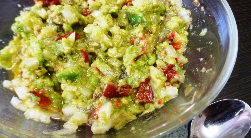 Фото приготовления рецепта: Рийет из авокадо с вялеными томатами и каперсами, шаг №3