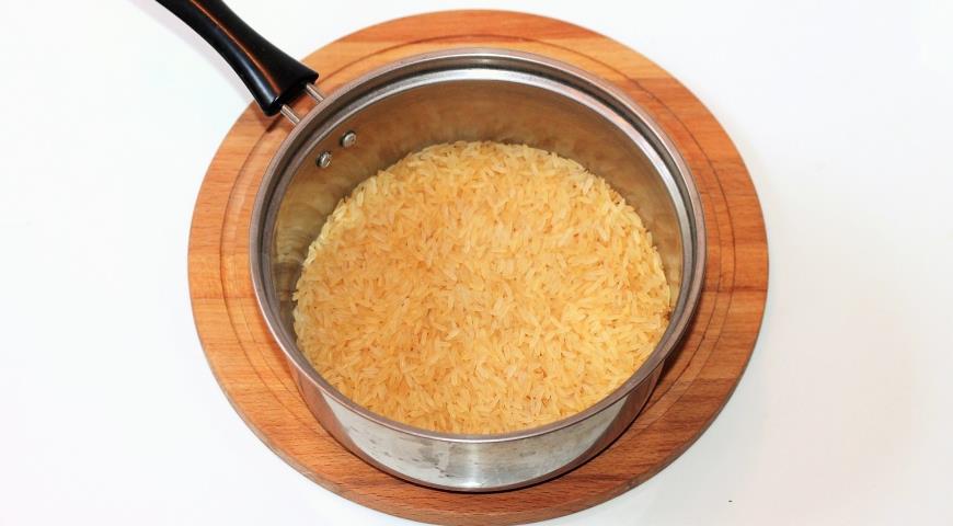 Фото приготовления рецепта: Рис с острым овощным соусом, шаг №1