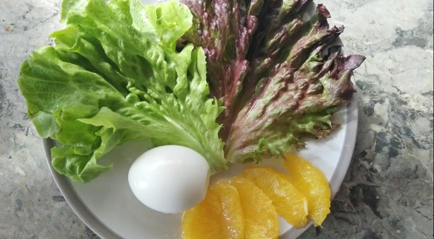 Фото приготовления рецепта: Салат с апельсином и яйцом, шаг №1