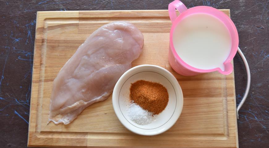 Фото приготовления рецепта: Томленое в молоке  куриное филе, шаг №1