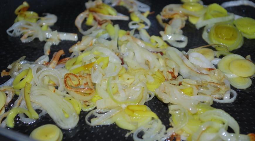 Фото приготовления рецепта: Картофельная запеканка с курицей, шаг №3