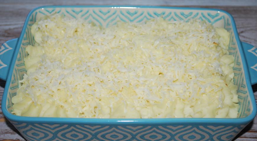 Фото приготовления рецепта: Картофельная запеканка с курицей, шаг №6