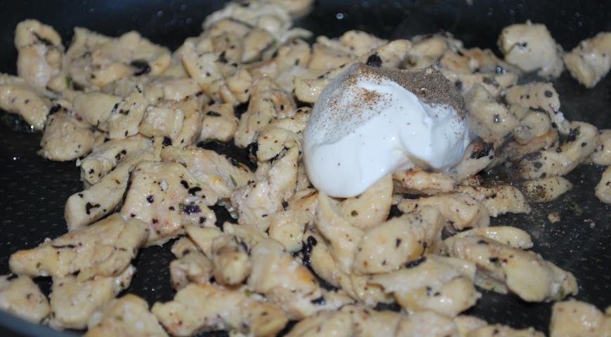 Фото приготовления рецепта: Картофельная запеканка с курицей, шаг №4