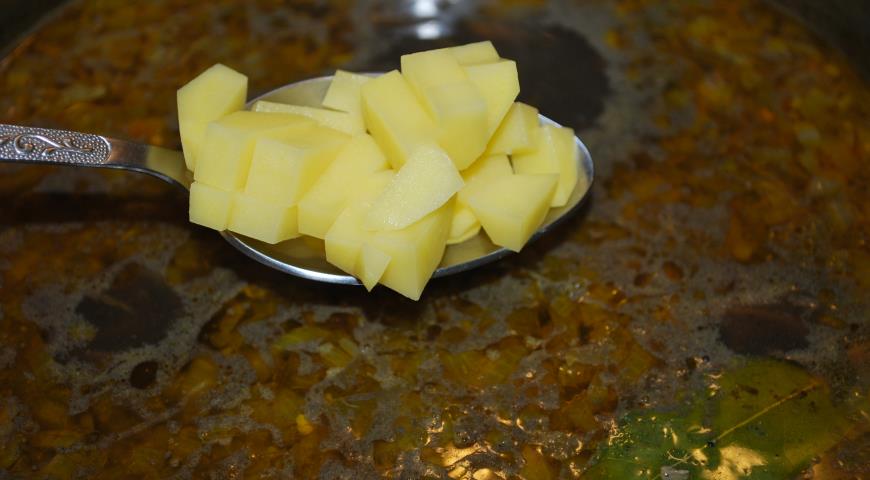 Фото приготовления рецепта: Суп с гречкой и картошкой, шаг №4