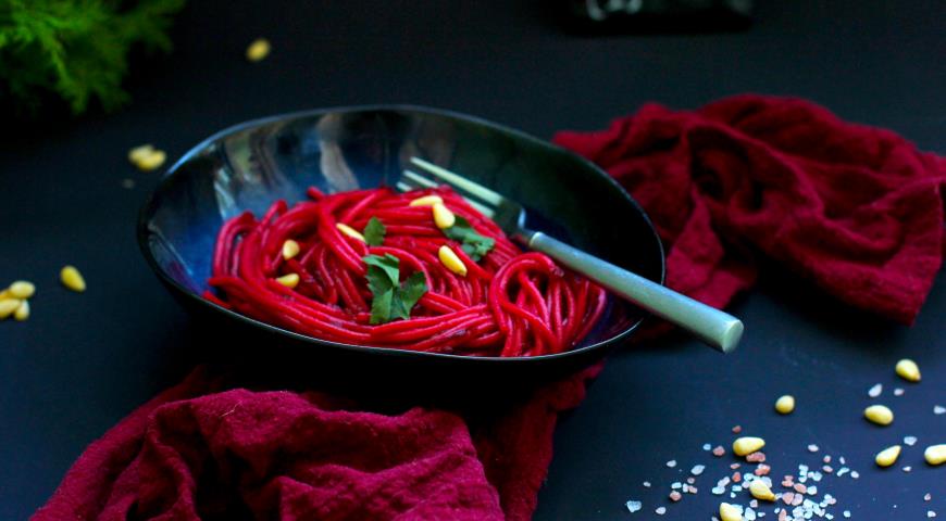 Фото приготовления рецепта: Спагетти в свекольном соусе, шаг №5