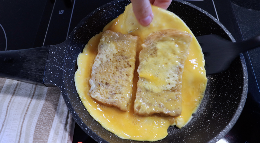 Фото приготовления рецепта:  Французский тост с яйцом, шаг №2