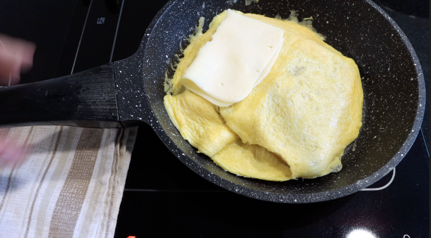 Фото приготовления рецепта:  Французский тост с яйцом, шаг №3