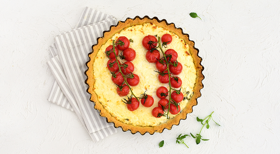 Фото приготовления рецепта: Тарт с печеными помидорами и творожной начинкой, шаг №7