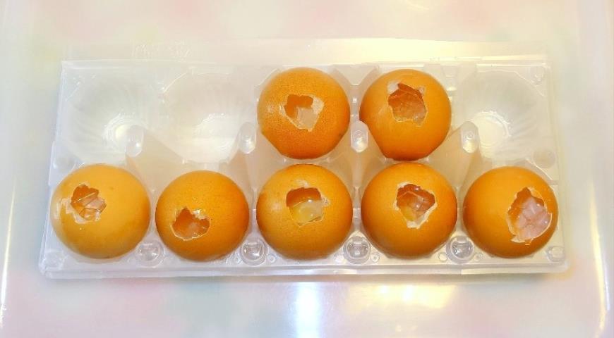 Фото приготовления рецепта: Яйца с фруктовой начинкой, шаг №3