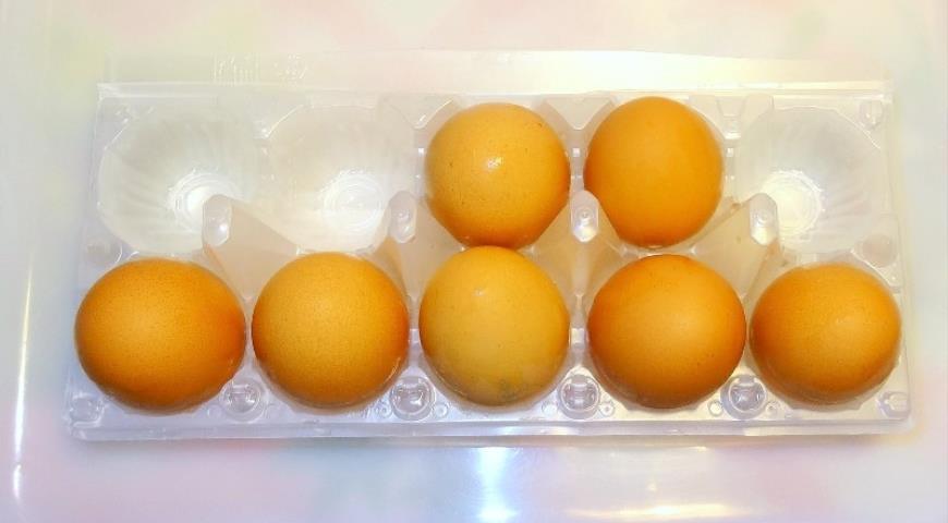 Фото приготовления рецепта: Яйца с фруктовой начинкой, шаг №4