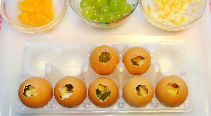 Фото приготовления рецепта: Яйца с фруктовой начинкой, шаг №6