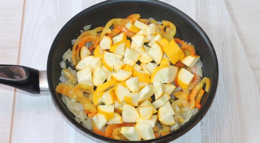Фото приготовления рецепта: Закуска из овощей в сметанном соусе, шаг №4