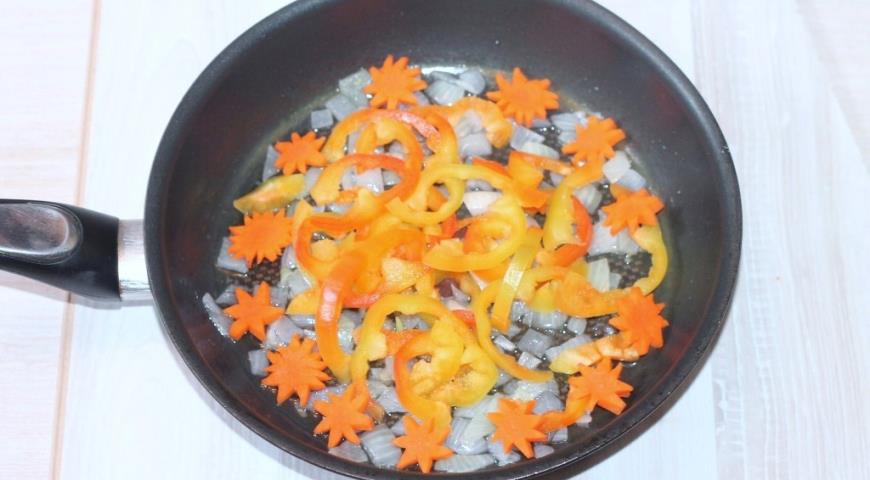 Фото приготовления рецепта: Закуска из овощей в сметанном соусе, шаг №3