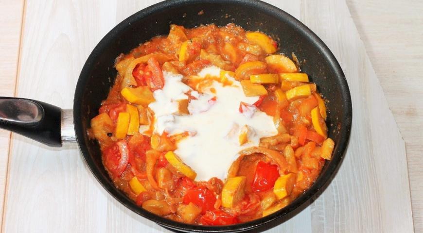 Фото приготовления рецепта: Закуска из овощей в сметанном соусе, шаг №7
