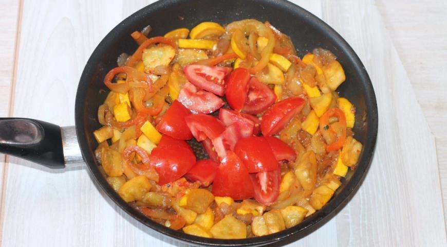 Фото приготовления рецепта: Закуска из овощей в сметанном соусе, шаг №5