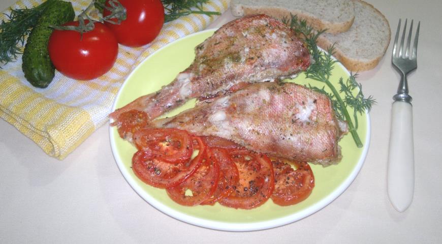 Фото приготовления рецепта: Запечённый морской окунь с помидорами, шаг №7
